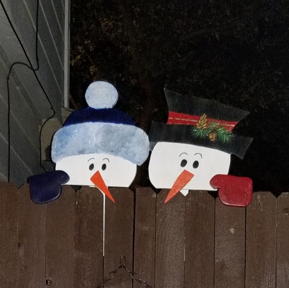 Snowmen fence peepers